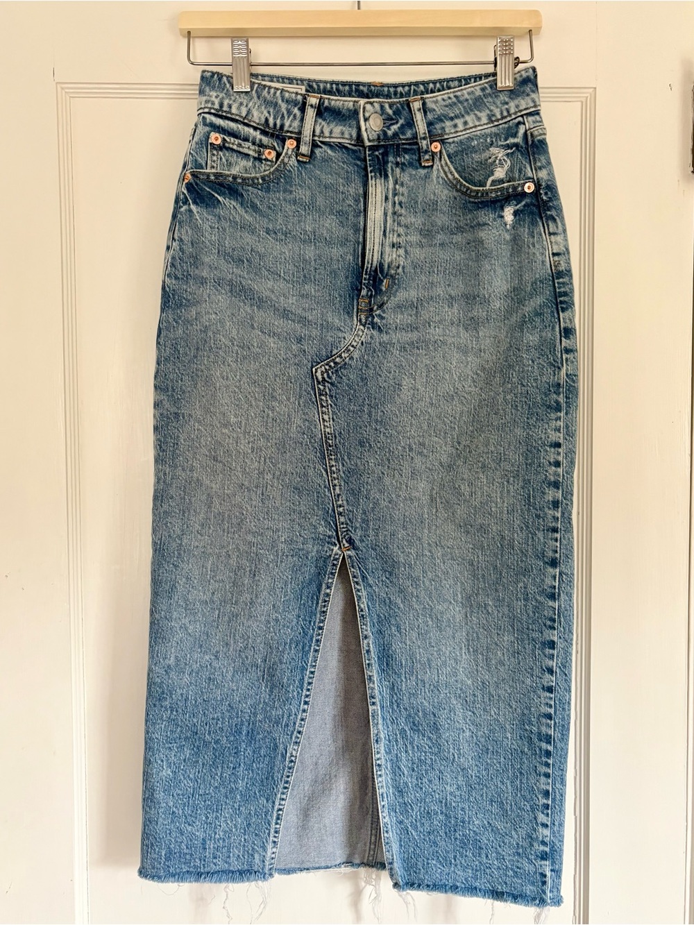 Gap Women’s Denim Jean Midi Skirt with Front Slit Raw hem size XS 26 2 - Picture 1 of 6